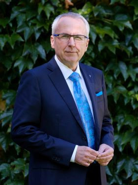 Udo Hahn, Direktor der Evangelischen Akademie Tutzing im Hintergrund Laub